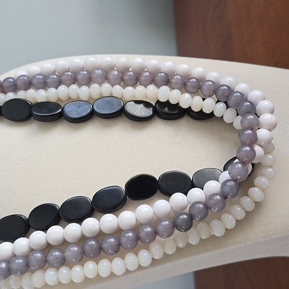 Elegant beaded torsade 4-Strand W&B, purple pink acrylic Necklace - Picture 5 of 10